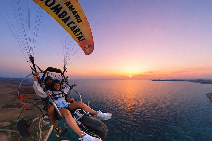 Volo in paramotore tandem al tramonto sulla costa del Sinis in Sardegna